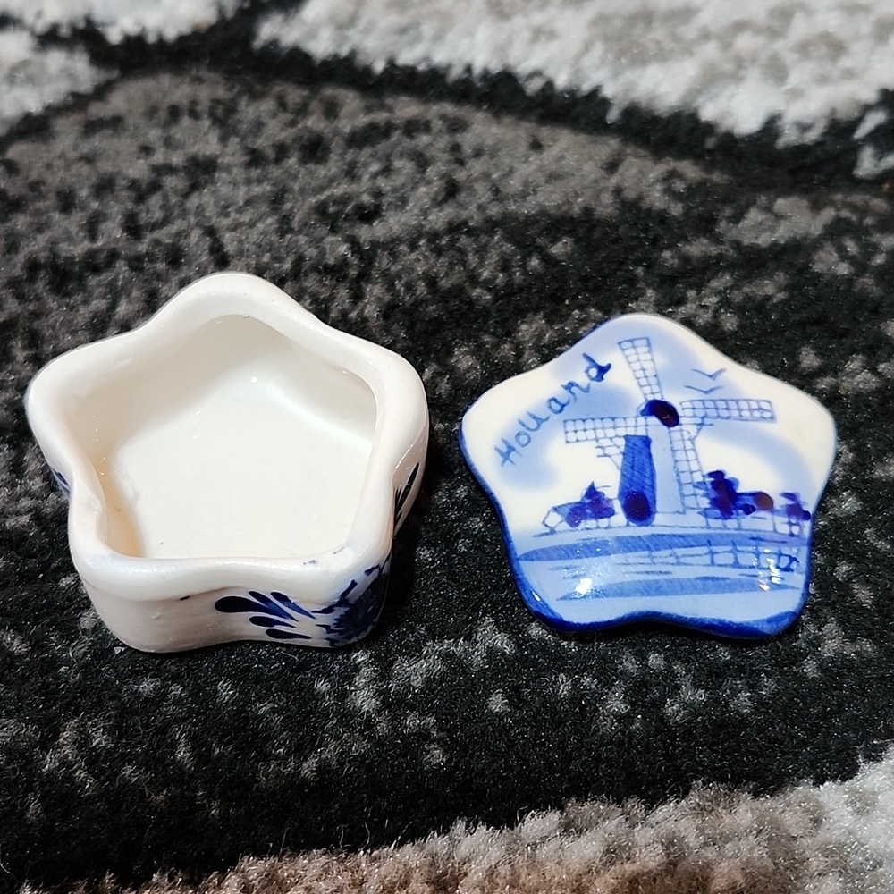 VINTAGE MINI DELFT BLUE HAND-PAINTED DUTCH HOLLAND CLOGS & WINDMILL TRINKETBOXES - Picture 3 of 14